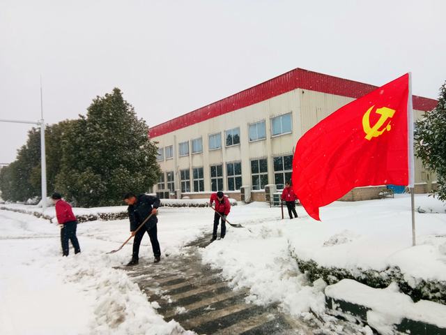 1月4日上午,公司铁路运输处张湾中心站白雪皑皑、冰凌垂挂,运转三班员工刘承志冒着风雪连接列车 东风商用车车身厂用各种工具铲雪清障 东风悬架弹簧员工冒雪作业 东风变速箱车间自发清雪,机关职能部门送姜汤 东风德纳车桥十堰工厂保道路畅通 东风商用车交付中心雪景 东风商用车总装配厂俯瞰 编者的话: 新年的日历刚刚翻开,公司十堰、襄阳基地即迎来了2018年的第一场雪,俗语有瑞雪兆丰年,对于企业来说,这场大雪不仅拉练了各单位保畅通、保生产的应急反应能力,提升了团结一心、迎难而上的士气,还为广大东风