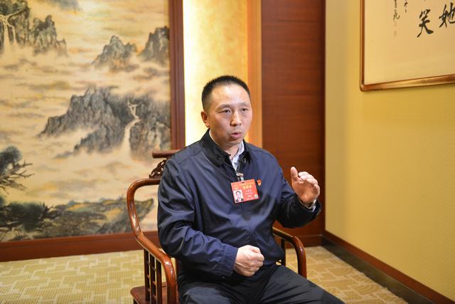 3月2日晚,王建清在北京国谊宾馆接受记者采访 周惠明/摄