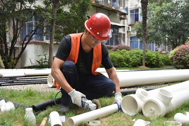 工人师傅正在对水管进行切割 宋晓欣/摄