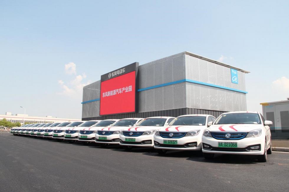 东风公司建设50周年重走500公里汽车长廊走进武汉