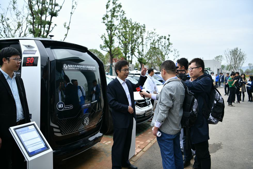 东风公司技术中心副主任周剑光现场答记者问