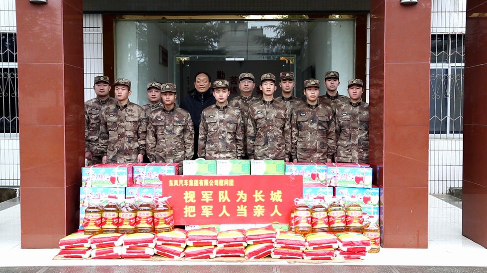 一行走进驻十堰部队,代表东风公司慰问了中国人民解放军61578部队官兵