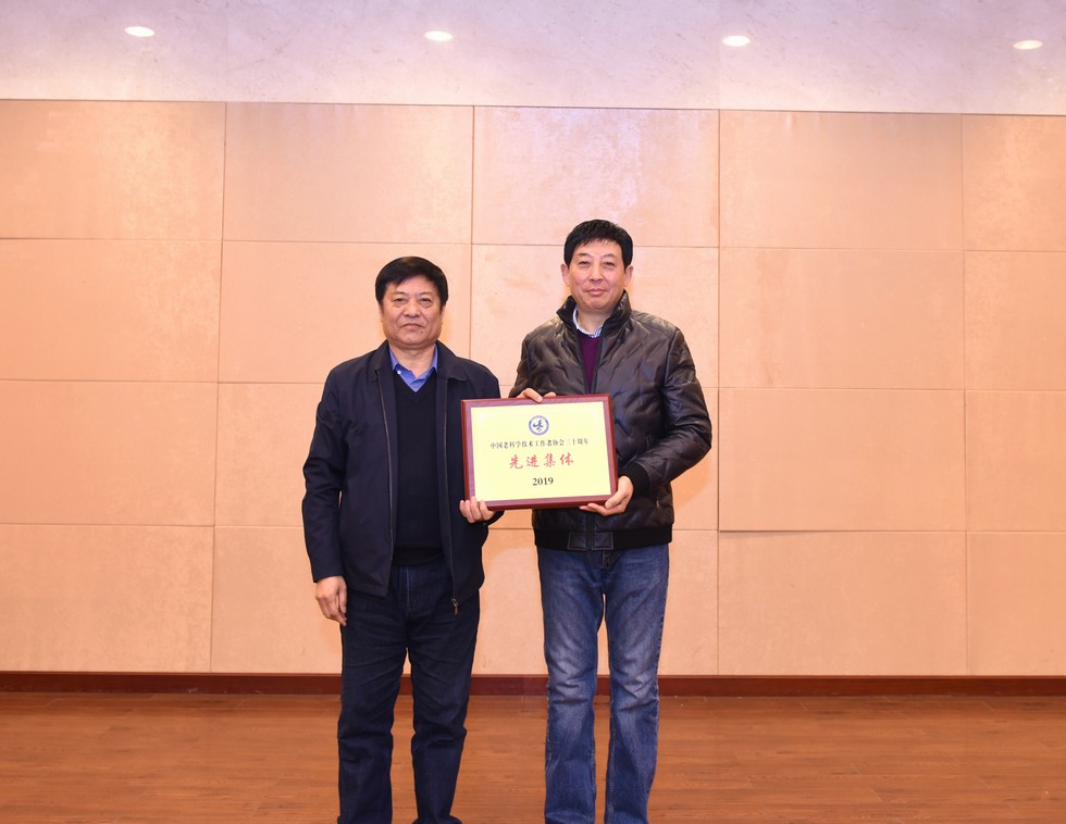 2019年优秀组织者颁奖东风老科协为2019年先进个人颁奖(记者 张启光)