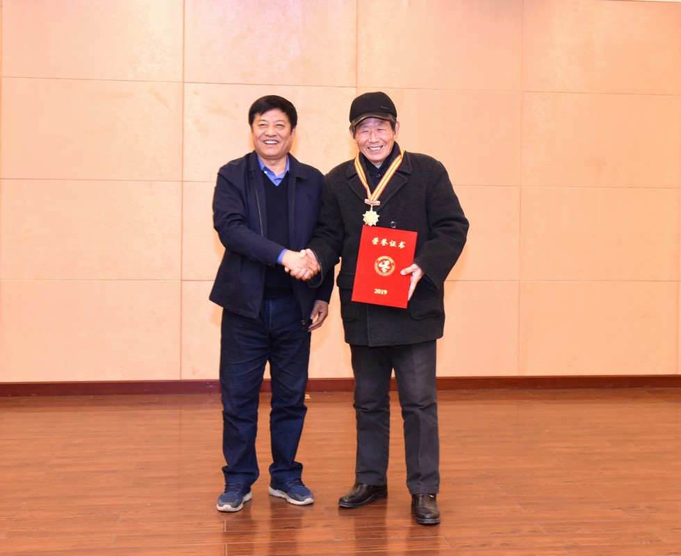 2019年优秀组织者颁奖东风老科协为2019年先进个人颁奖(记者 张启光)