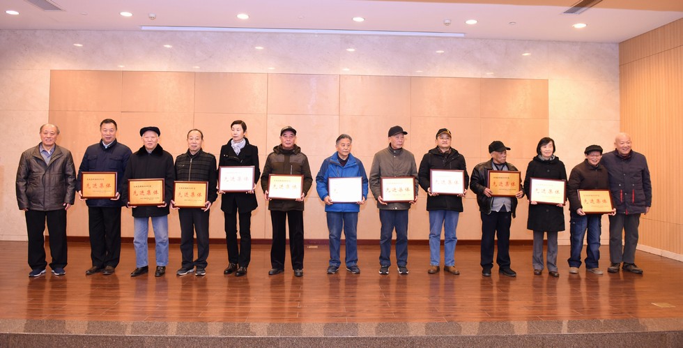 2019年优秀组织者颁奖东风老科协为2019年先进个人颁奖(记者 张启光)