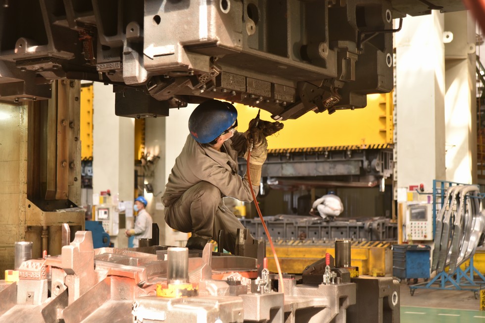 模具分公司钳工正忙着研磨修边镶块 熊秋琳摄