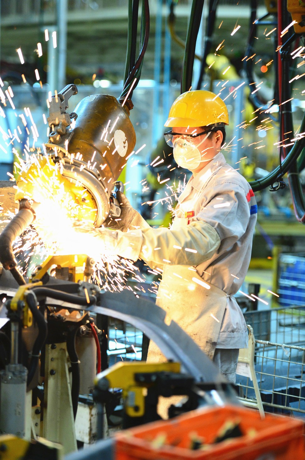 杨祉刚在悬点焊岗焊接零部件 何欣/摄