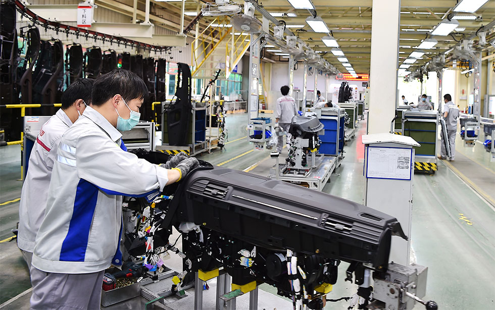 在东风延锋(十堰)公司模块区域生产一线,员工们正紧张有序地进行着