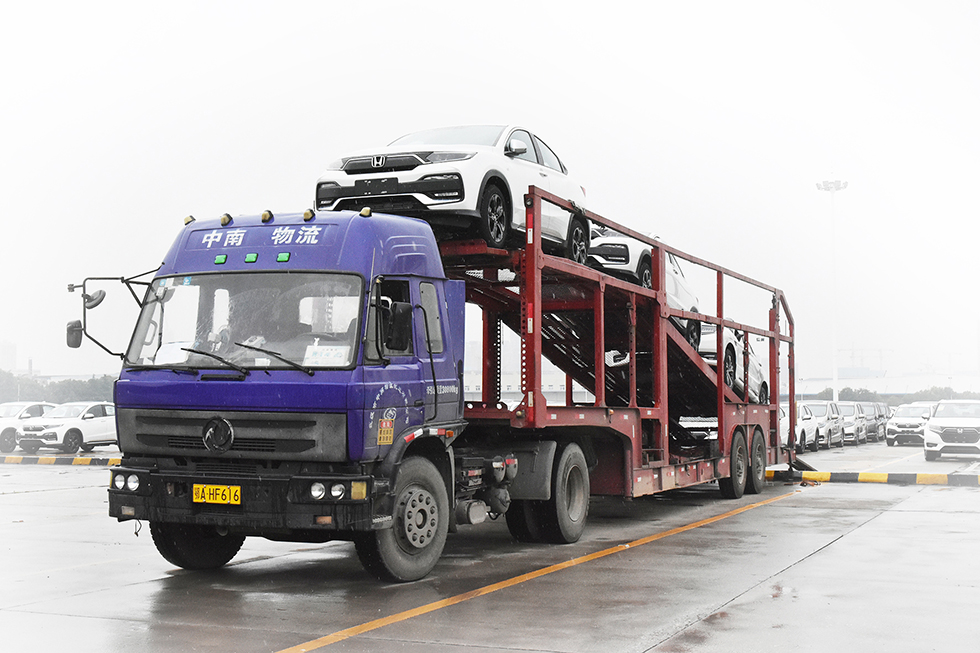 等待发运 (记者 龙霏 文/图 通讯员 殷曼)整车物流,作为汽车产业供应