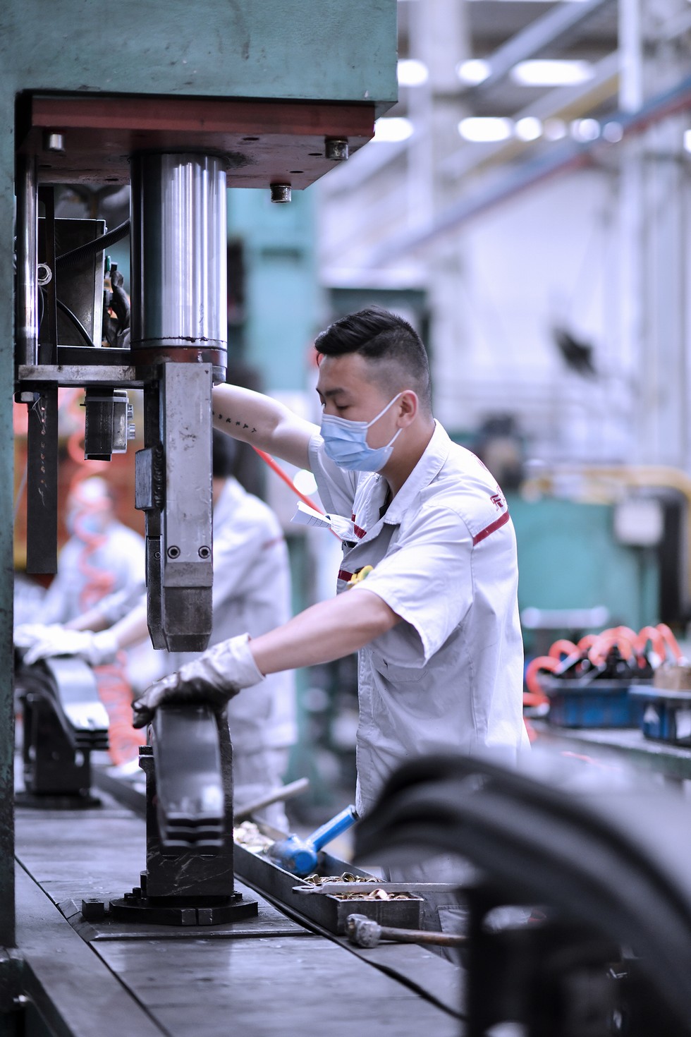 东风零部件集团员工在装配线上紧张工作