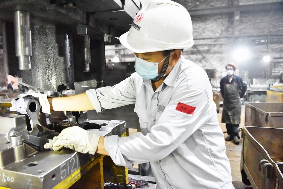 东风锻造公司铸造二厂:创新铸件冲切工艺 扫除高产障碍