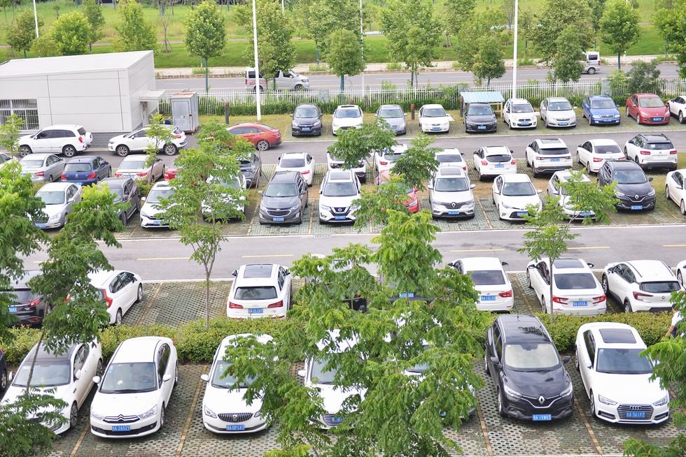 岚图汽车的停车场上,能看到来自全国各地的车牌 记者 周惠明/摄