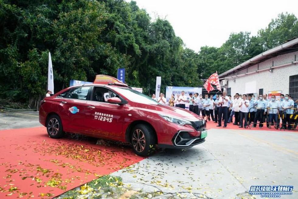 启辰d60ev出租车开进番禺