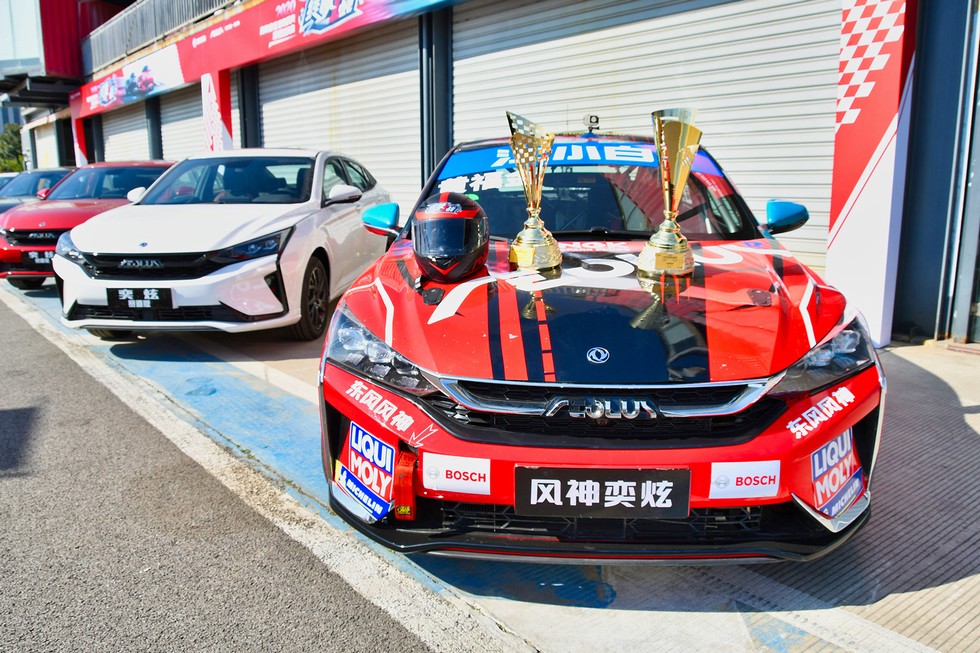 现场展出的ctcc赛车奕炫 黄炎/摄