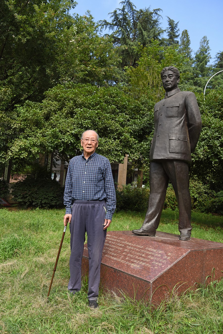 周军与饶斌雕像合影