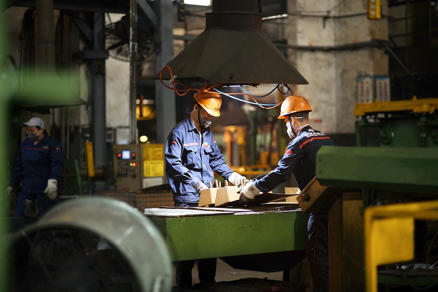 打磨工精细打磨浇注铸件