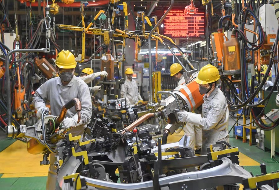 图为焊装车间三线侧围班生产现场