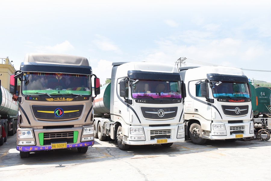 由东风商用车组成的运输车队 邱锦/摄