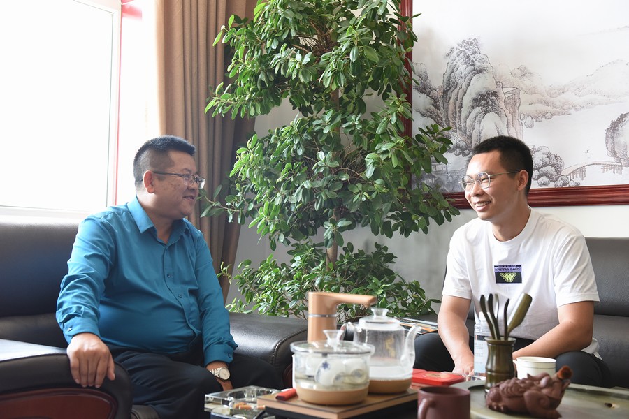 销售人员拜访客户了解客户需求 邱锦/摄