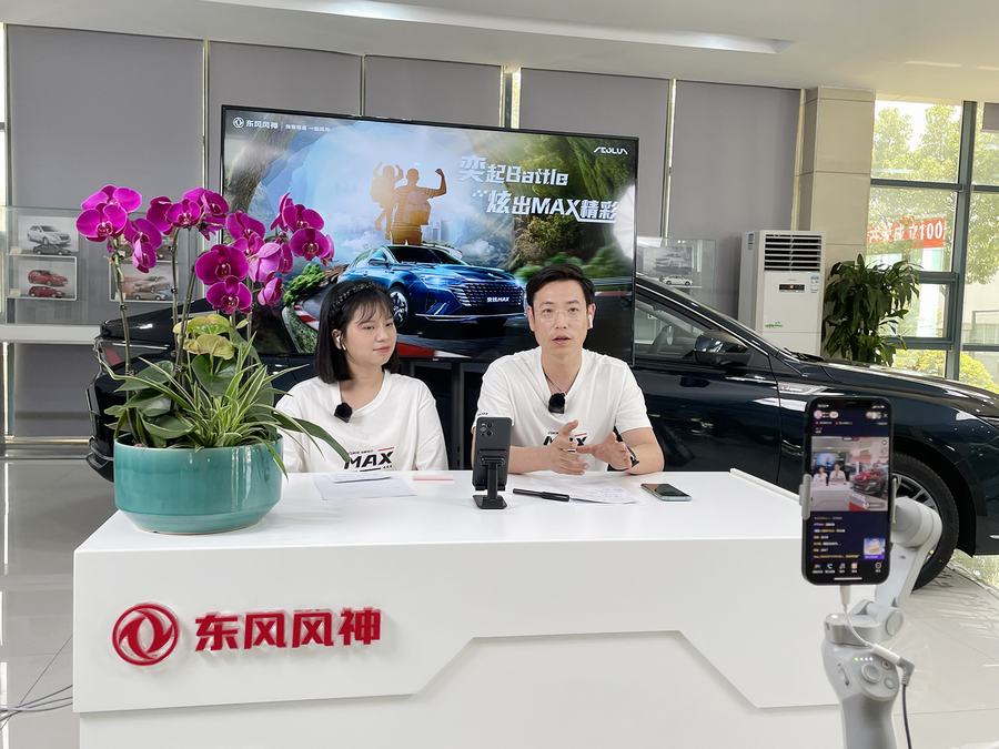 争分夺秒做直播 记者 周惠明/摄