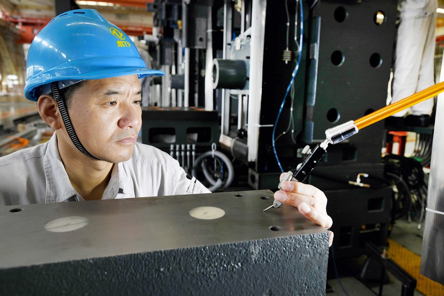 【我是党员 我在东风】朱卫东:微米钳工 极致之美